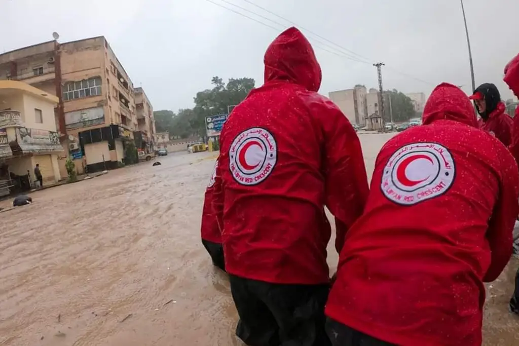 Libyan Red Crescent volunteers provide emergency aid after Storm Daniel’s destructions. Photo: IFRC