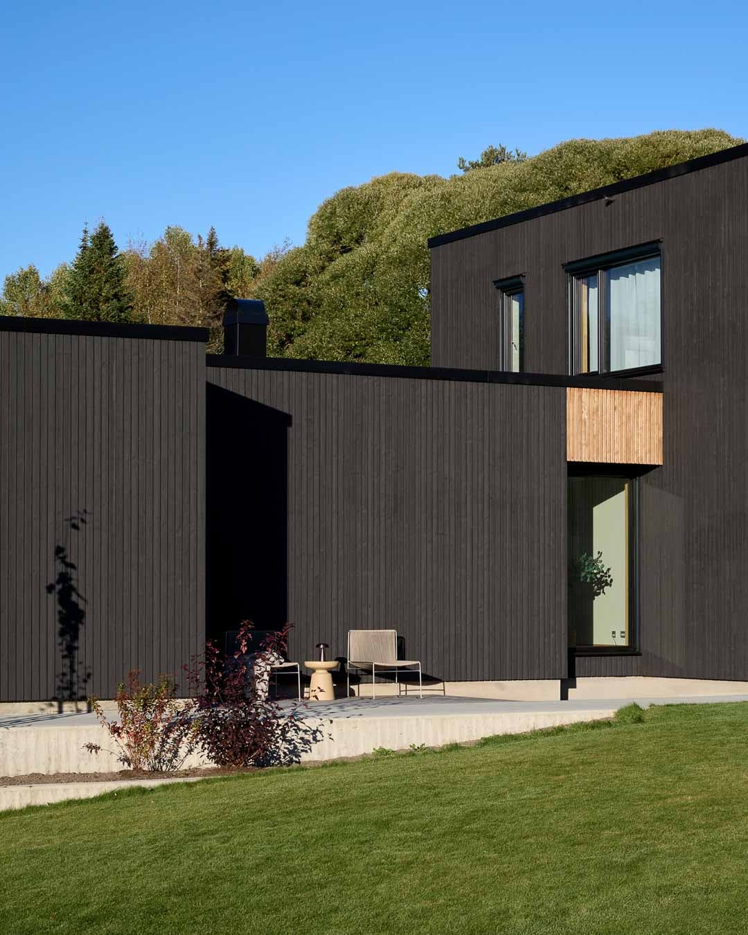 Moderne hus med matte, sorte vegger malt i JOTUN 9938 Dempet Sort med DRYGOLIN Nordic Extreme Supermatt.