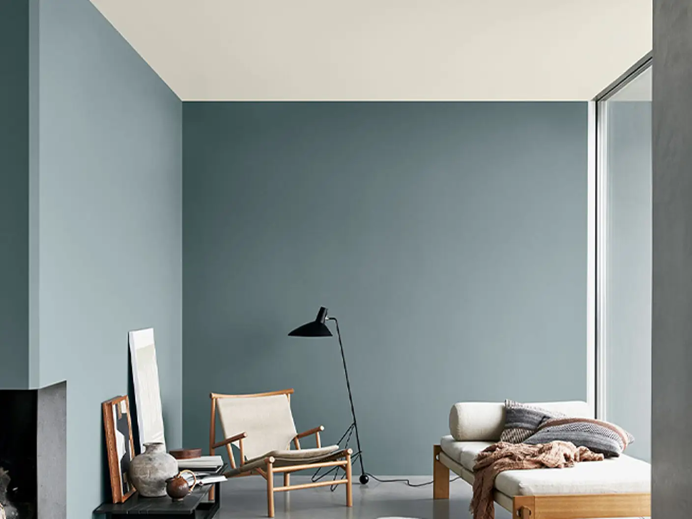 Tak malt med takmaling fra Jotun og vegger malt med fargen Natural Blue