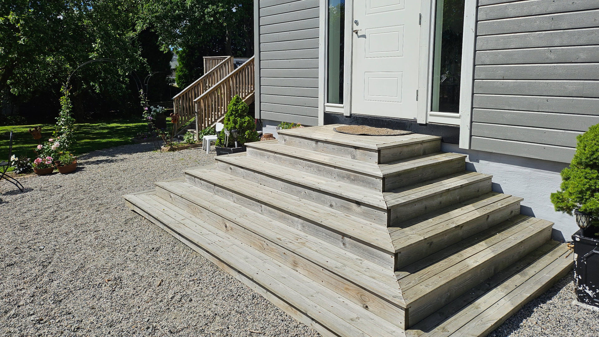 Utetrapp med ubehandlede og grånede terrassebord