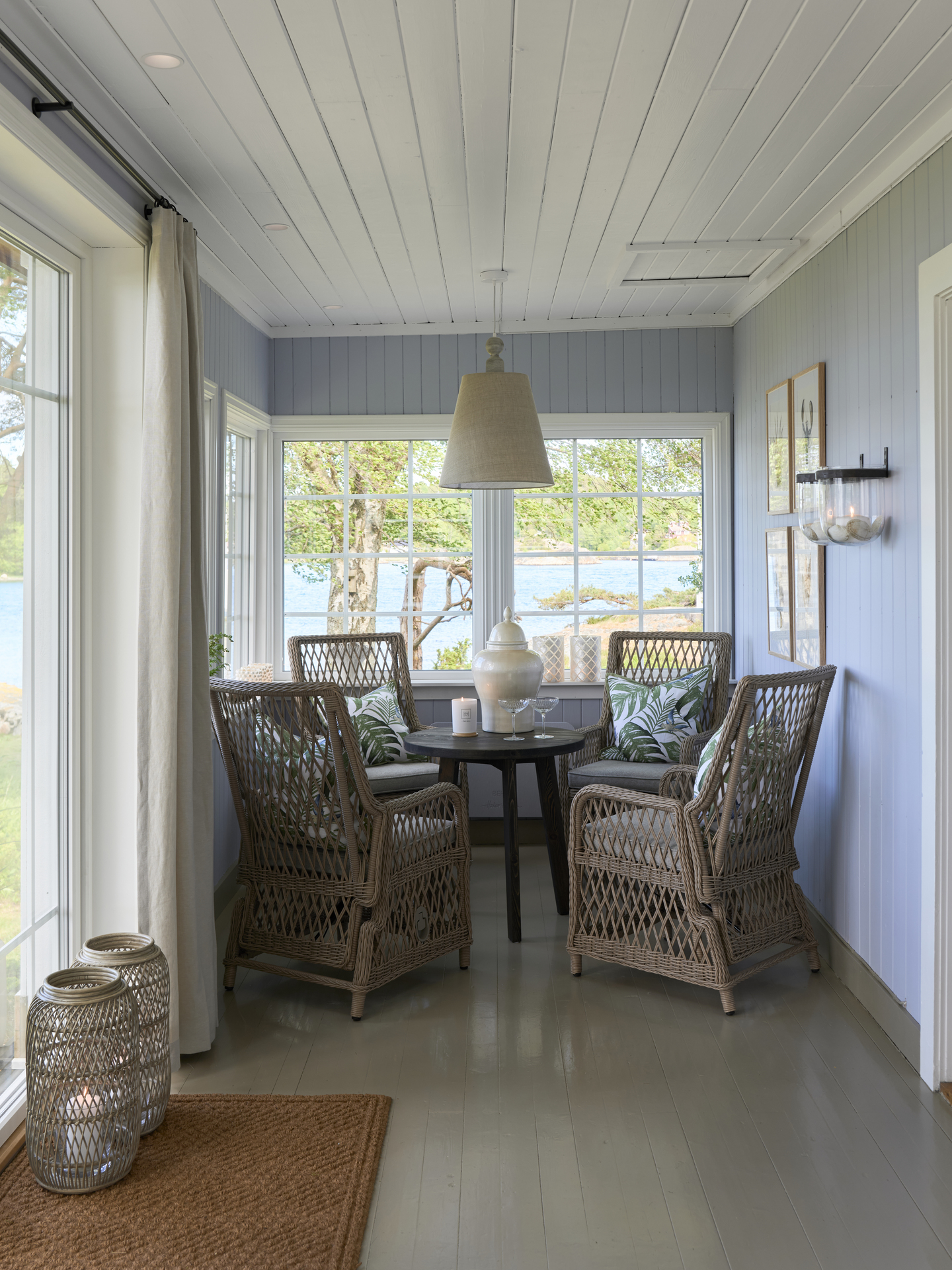 Vinterhage på hytte, vegger malt i Jotun LADY Klassisk Blå, tak LADY Klassisk hvit.