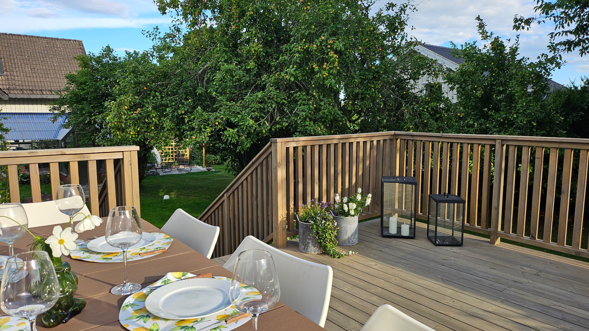 Hyggelig terrasse beiset med den lune beigetonen Nordisk Tre i Trebitt terrassebeis