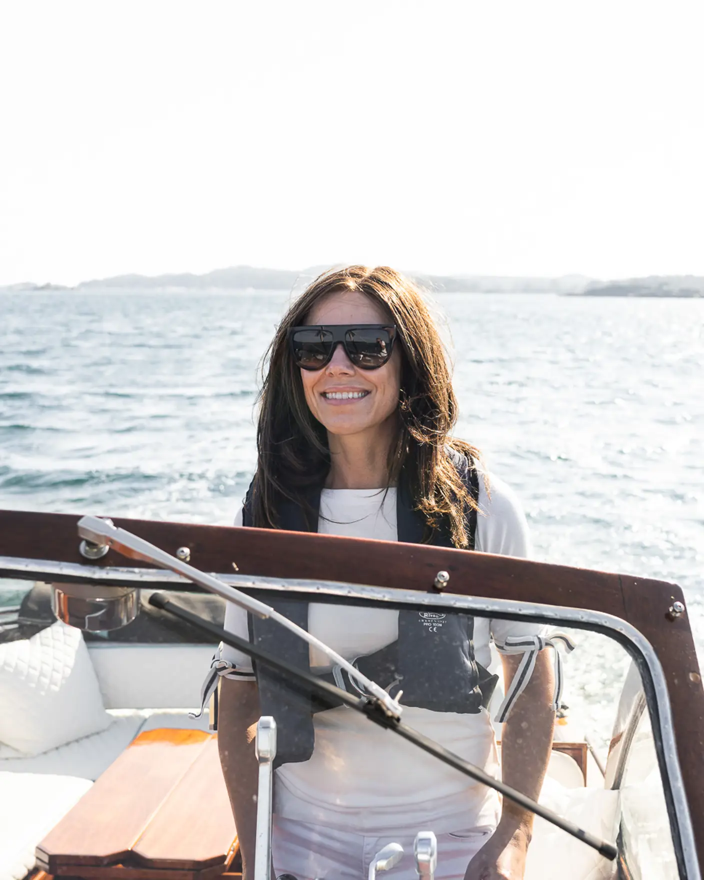 Kvinne styrer båt i fart