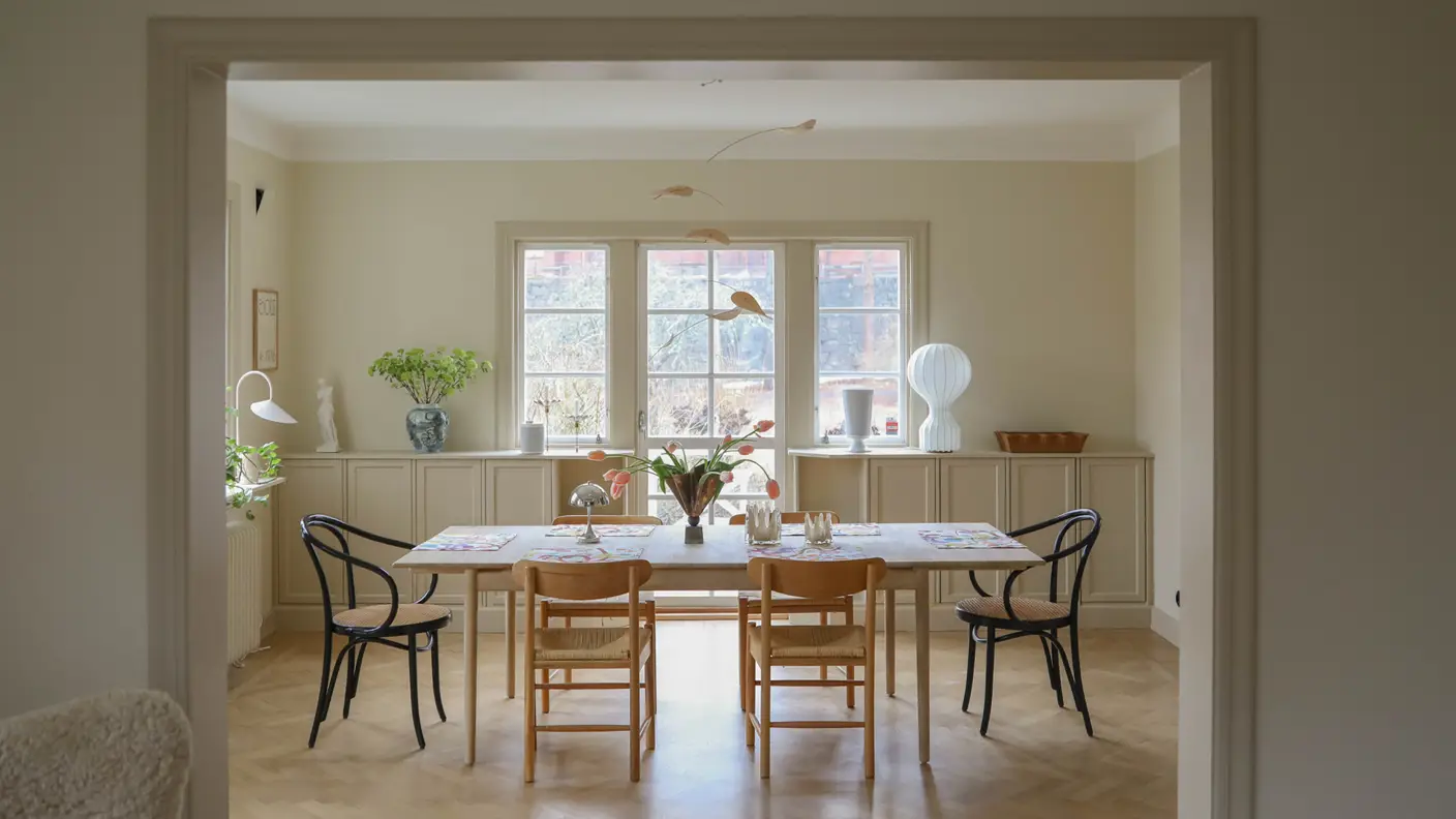 Matbord och stolar i gul matsal. Väggarna är målade med LADY Pure Color i Jotun 12313 Soft Dunes och snickerierna med LADY Supreme Finish Silkematt i Jotun 1303 Observe.