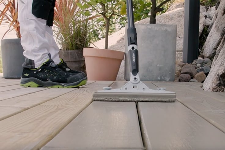 Terrasse beises med TREBITT Terrassebeis i lys grå farge fra Jotun, påføres med EasyPad
