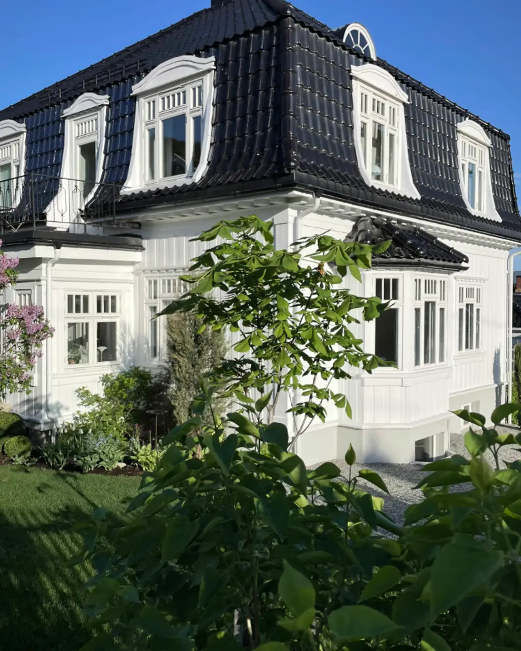 Nina Holsts jugendvilla i Drammen malt i Klassisk Hvit