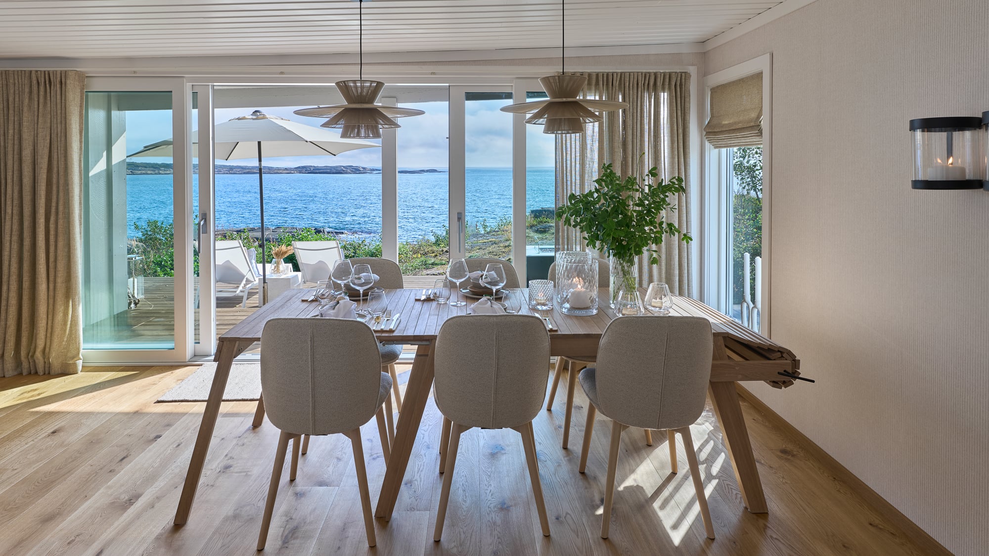 Utsikt mot havet fra spisebord på hytte i Stavern