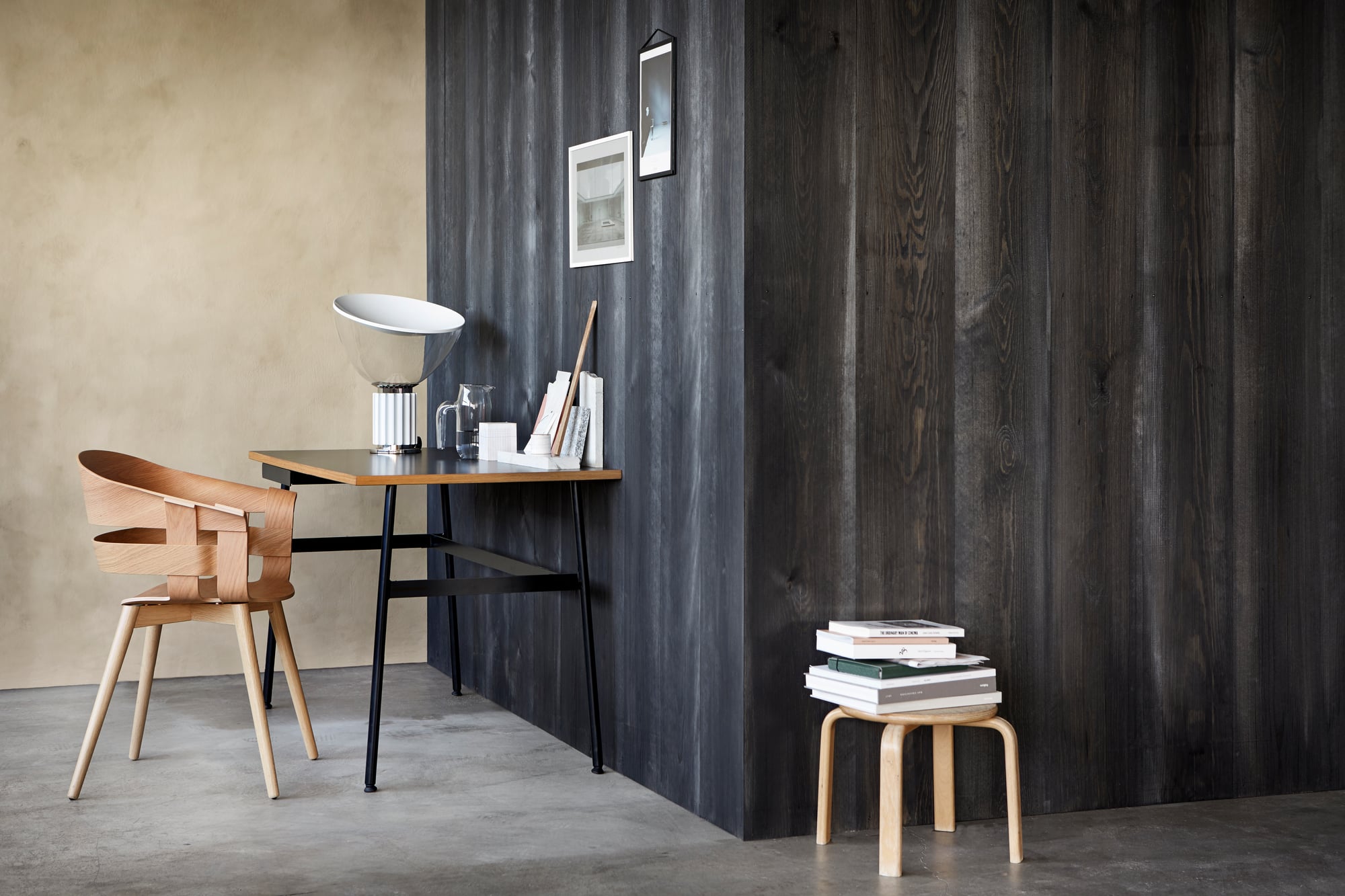 Hjemmekontor hvor en vegg er malt med kalkmaling og en vegg er panel beiset med interiørbeis fra Jotun