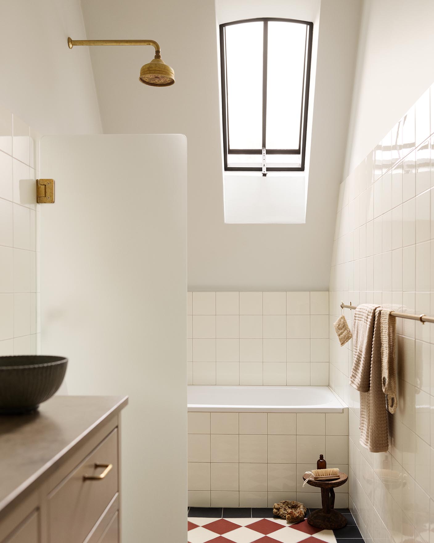 Bathroom with a frosted glass shower, tiled wall and floor with a golden beige wall painted with the colour 12313 Soft Dunes from Jotun.