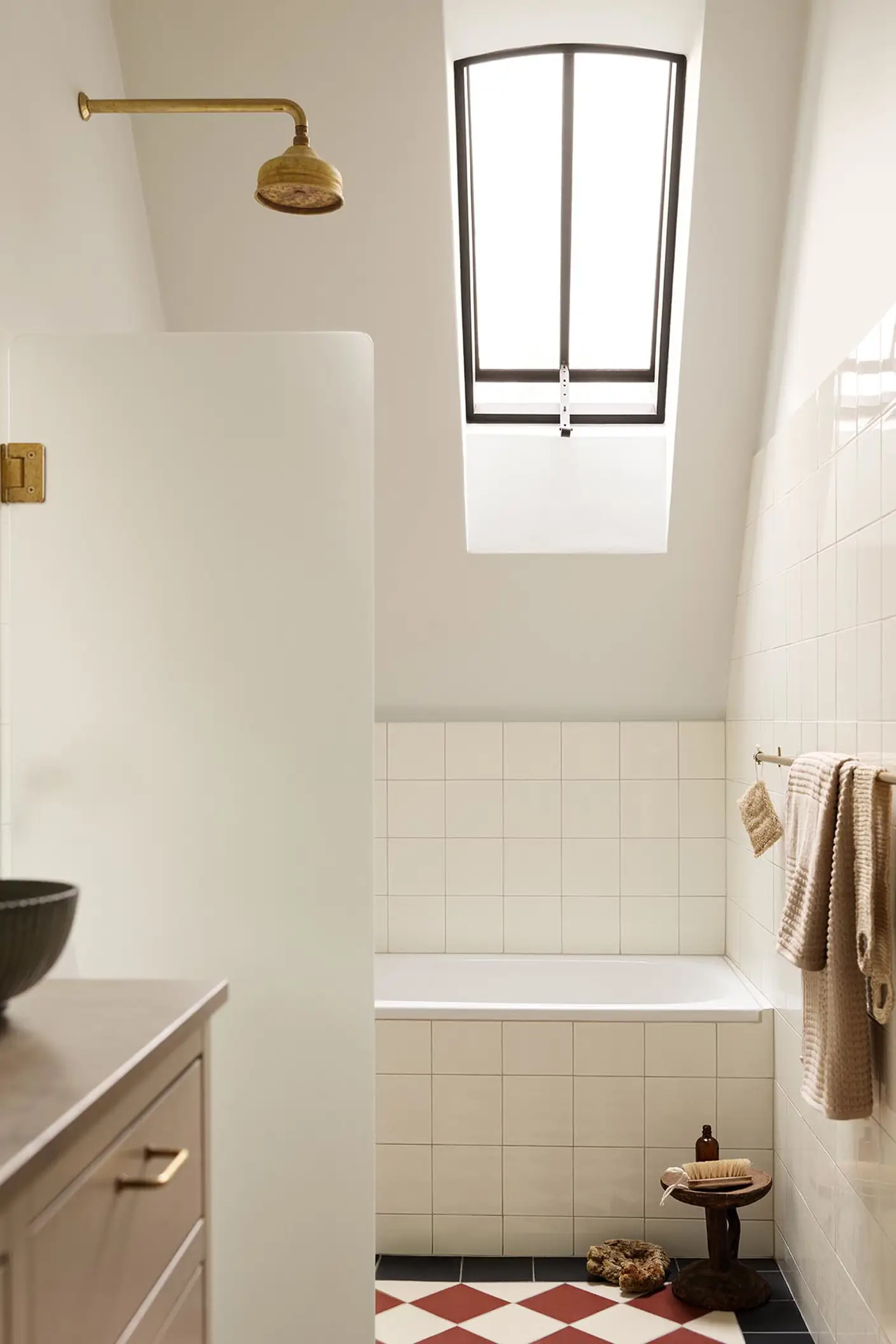 Bathroom with a frosted glass shower, tiled wall and floor with a golden beige wall painted with the colour 12313 Soft Dunes from Jotun.