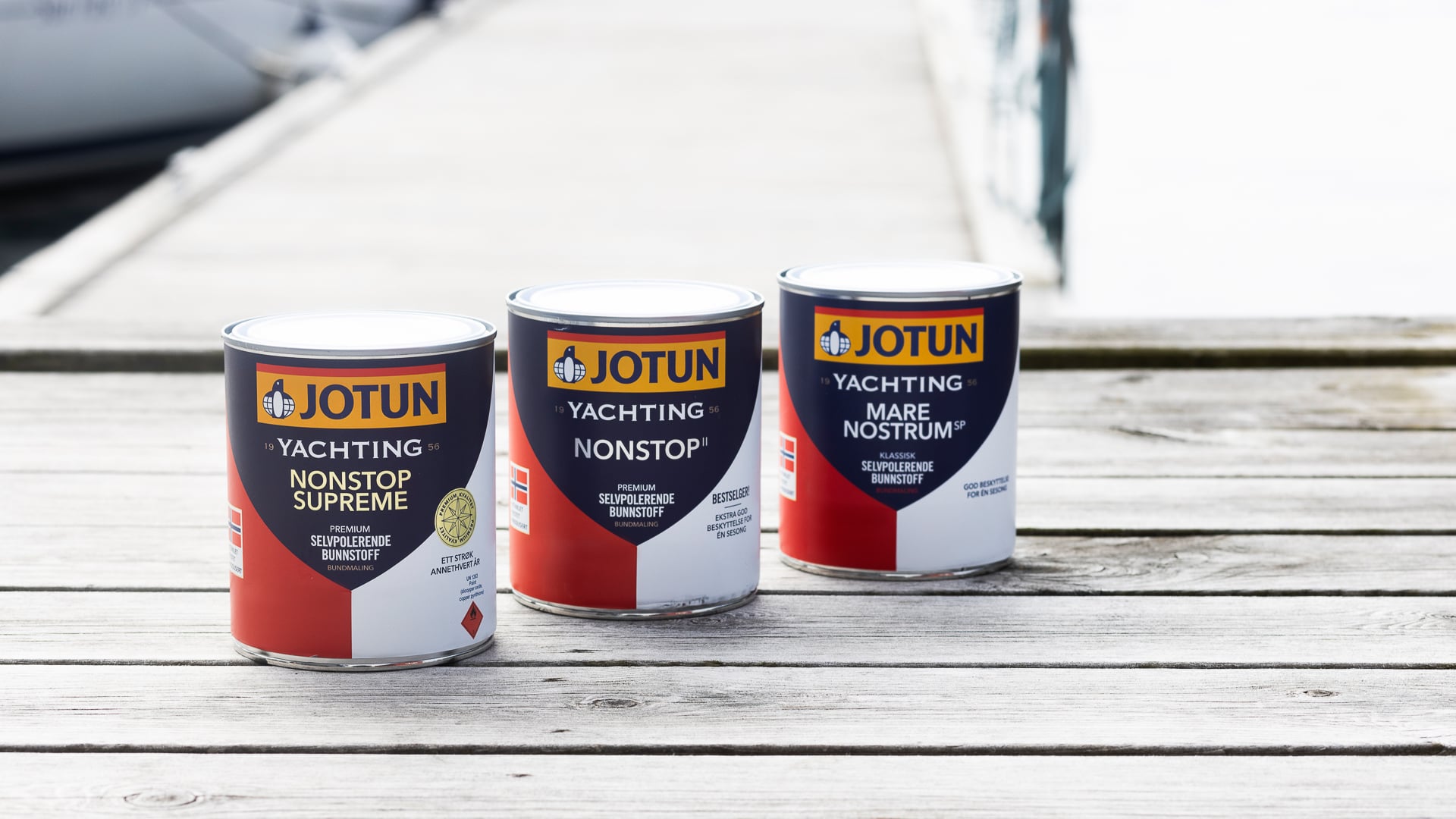 Tre spann med Jotuns selvpolerende bunnstoff på en brygge, NonStop Supreme, NonStop II og Mare Nostrum.