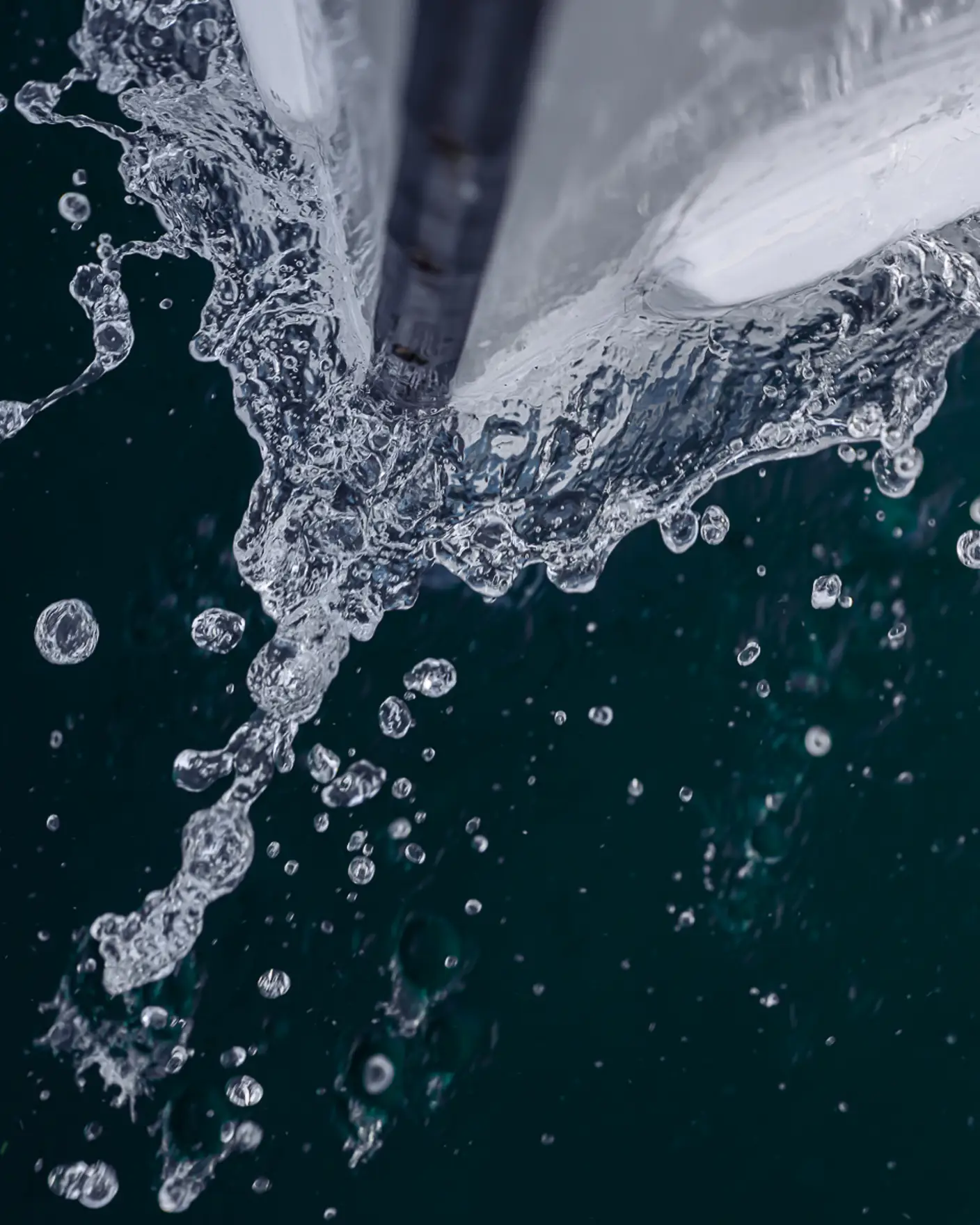 Kjølen på en båt treffer vannlinjen