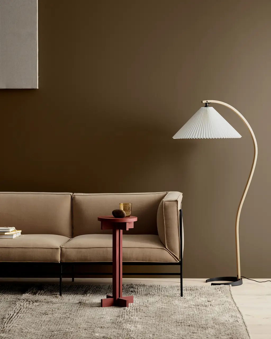12291 Soft Brown duvar önünde bej kanepe, kırmızı yan sehpa ve beyaz lambader.