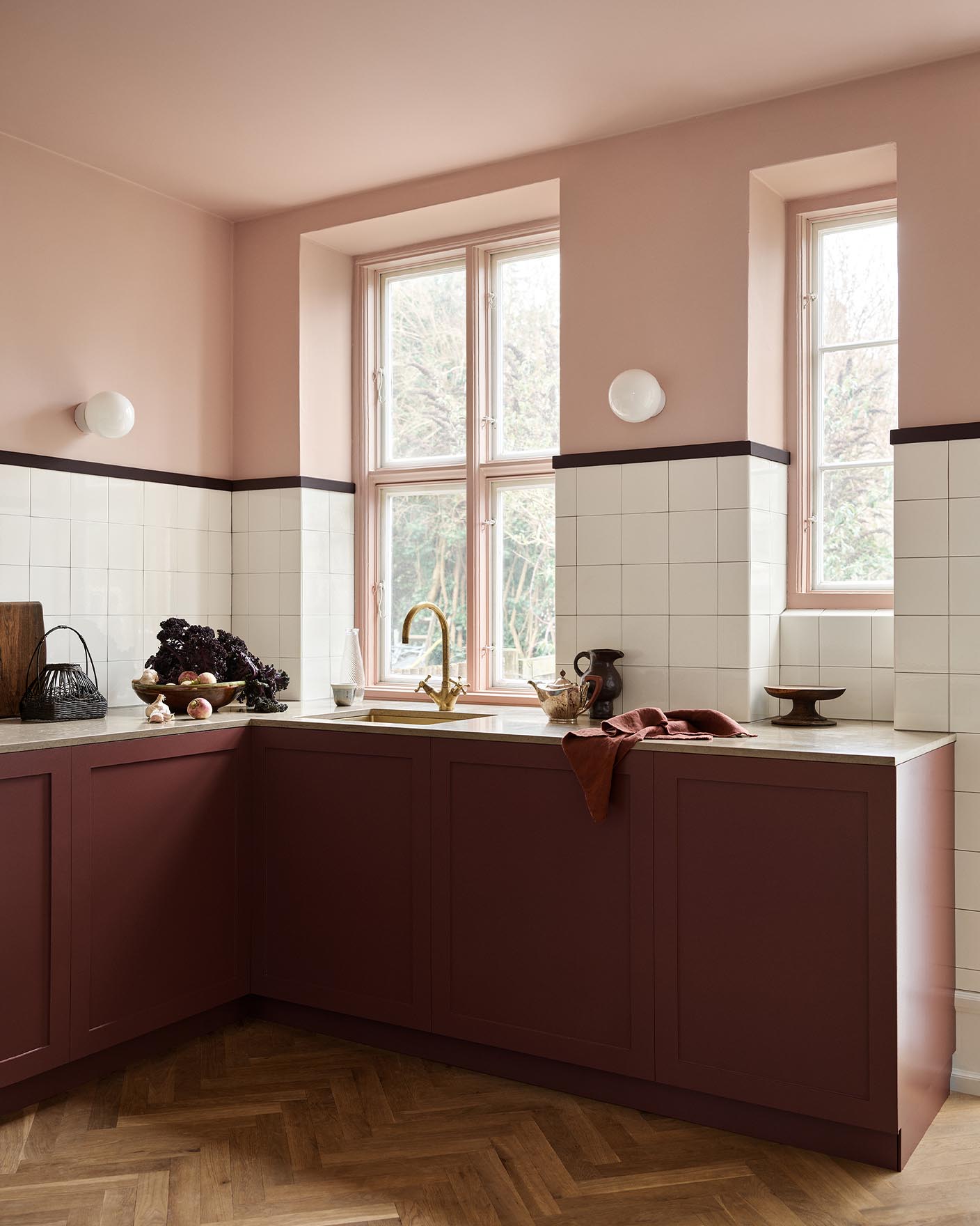 Kitchen cabinets painted in the deep brown colour 2149 Coffee from Jotun. Walls painted in 20362 Pink Ambience and white tile backsplash.