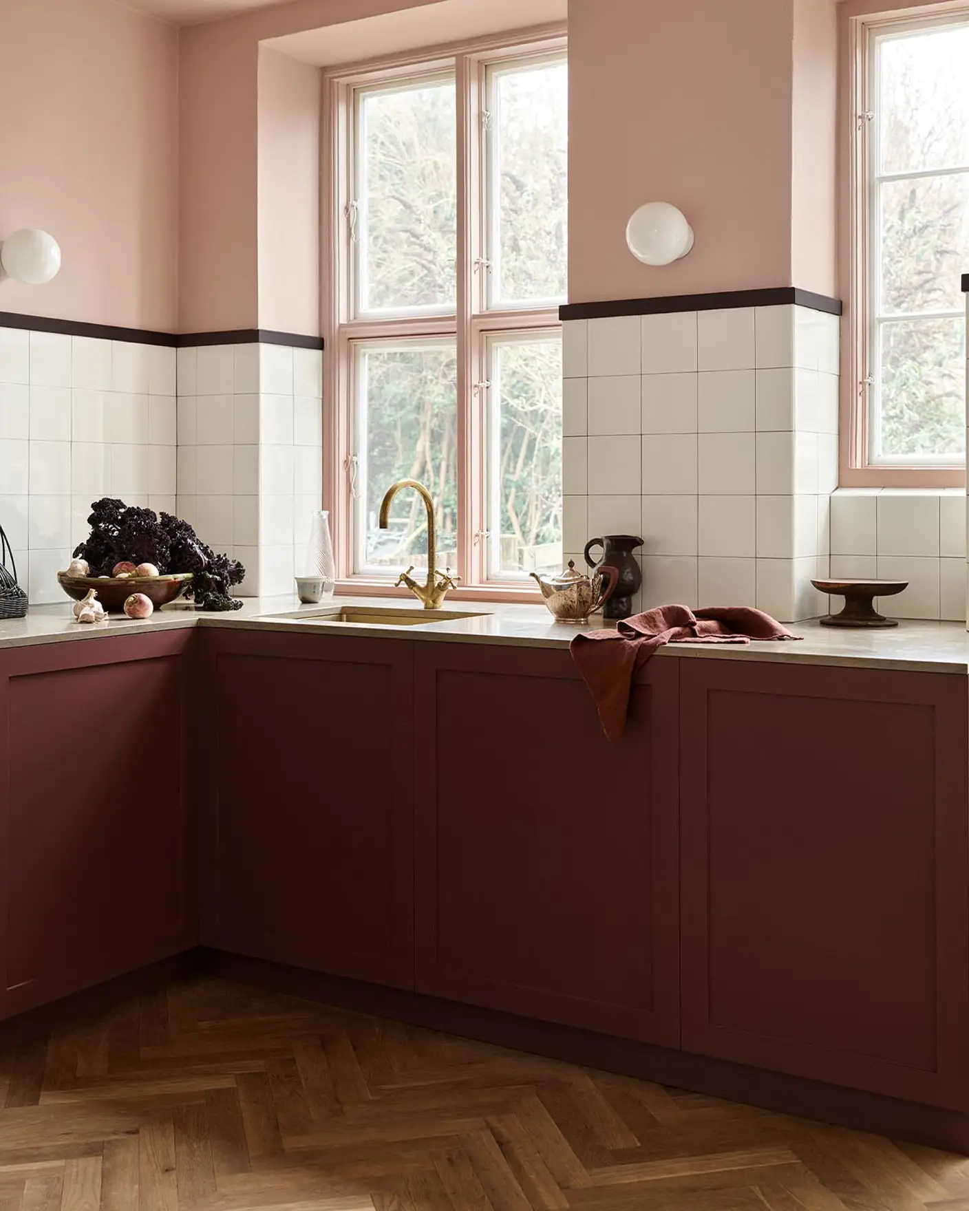 Kitchen cabinets painted in the deep brown colour 2149 Coffee from Jotun. Walls painted in 20362 Pink Ambience and white tile backsplash.