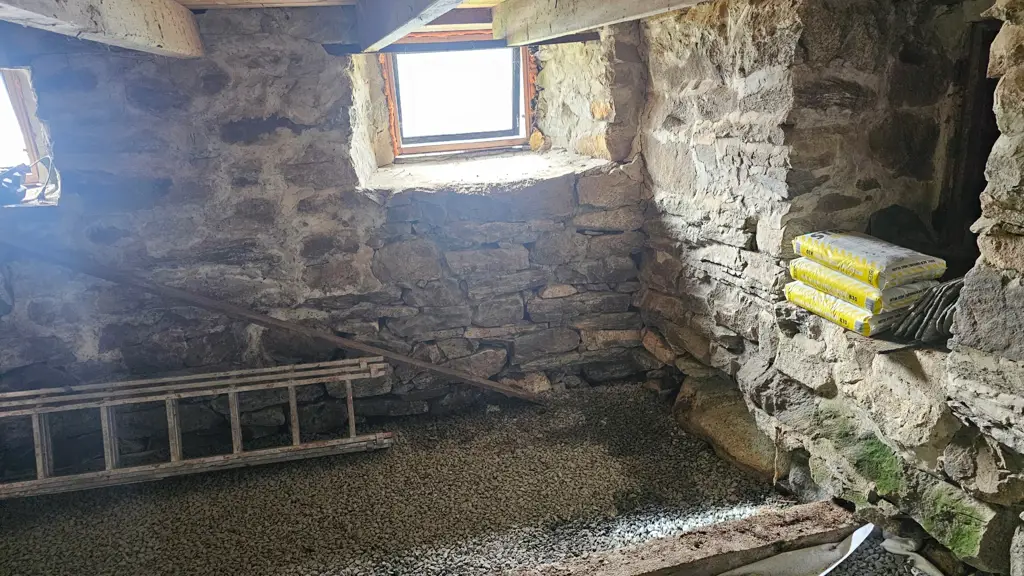 Før-bilde av steinkjelleren i den gamle låven. Fra Eventyrlig Oppussing i Naustdal.