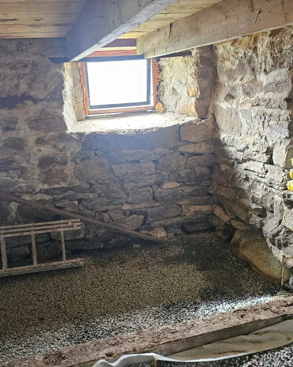 Før-bilde av steinkjelleren i den gamle låven. Fra Eventyrlig Oppussing i Naustdal.