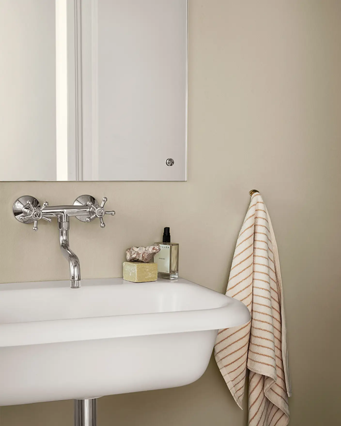 Badeværelse malet i farven Jotun 1939 Sandbeige med Lady Aqua Mat