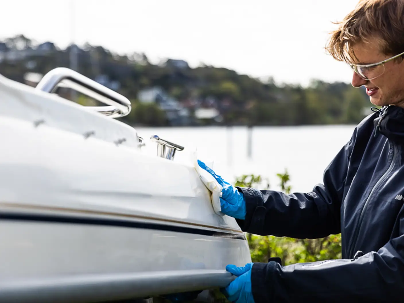 Polering av blank båt