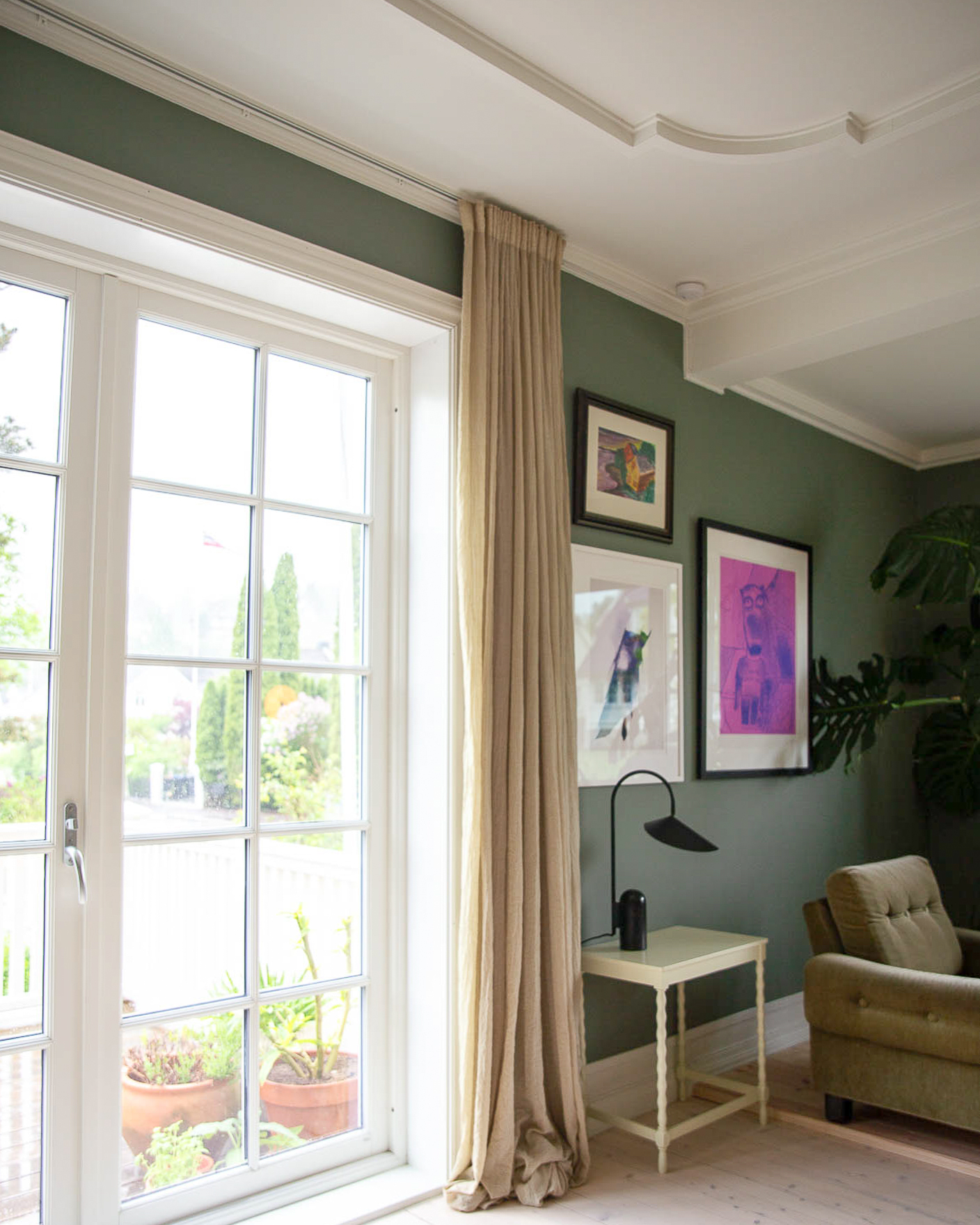 Detaljrikdom med listverk i tak i 1920-tallsvilla, tak malt hvitt i Jotun Bomull, grønne vegger i Jotun Antique Green.