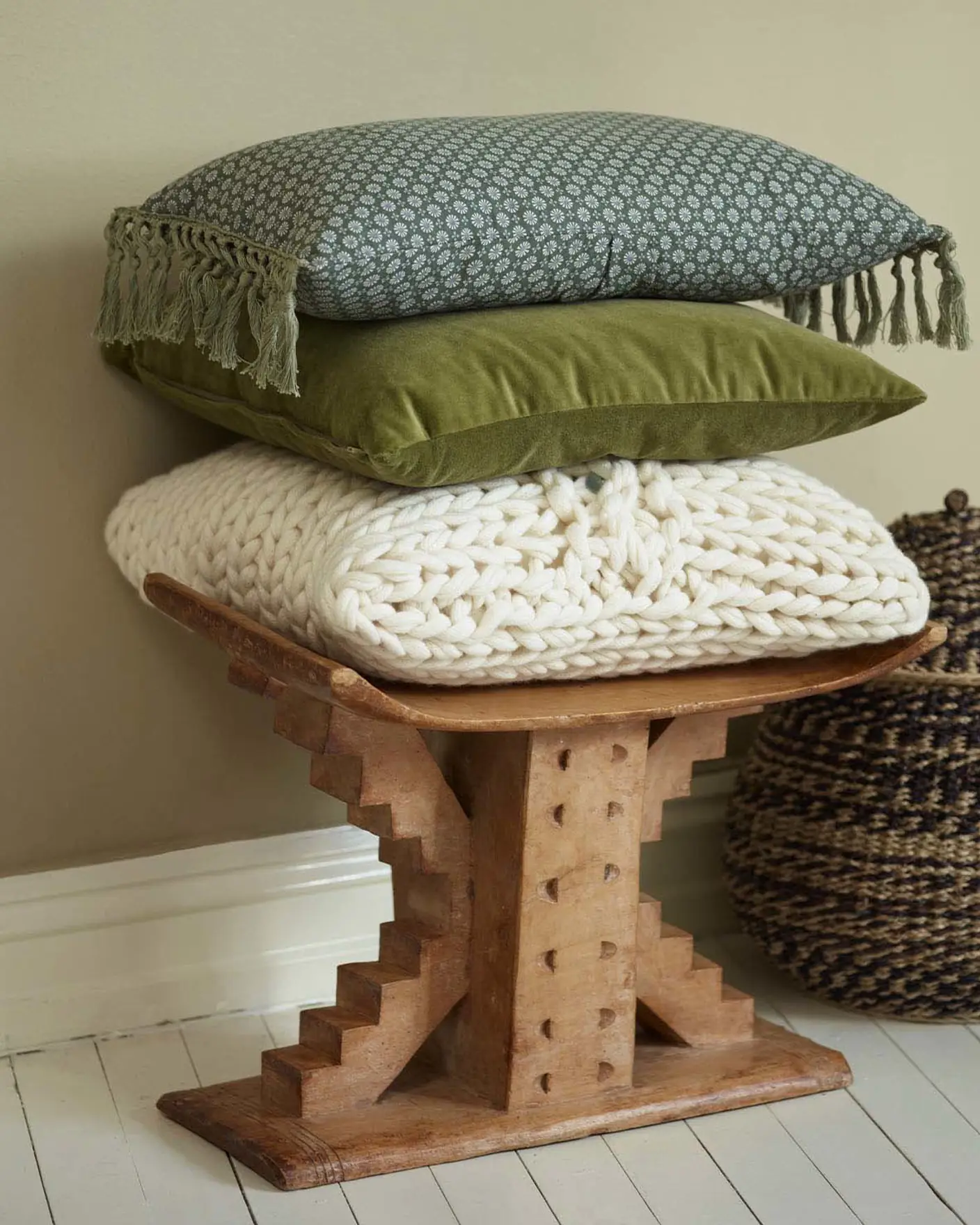 Dæmpet, beigegul væg malet med Jotun 1938 Teblad.