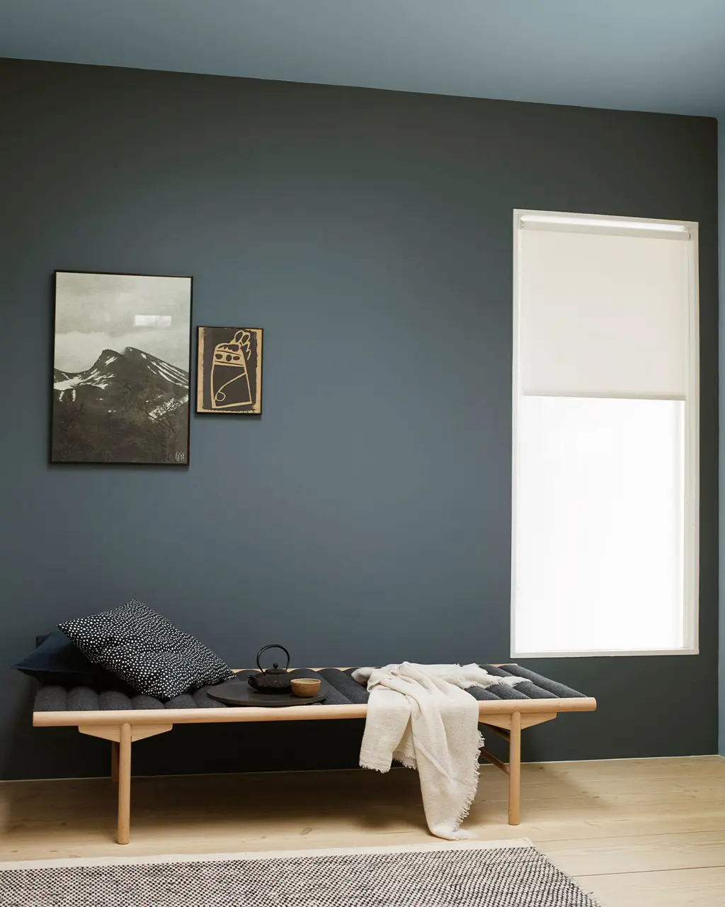 Dæmpet, grønlig blå væg malet med Jotun 5030 St. Paul Blue. Loft malet med Jotun 5249 Linblå, en dæmpet grønlig blå.