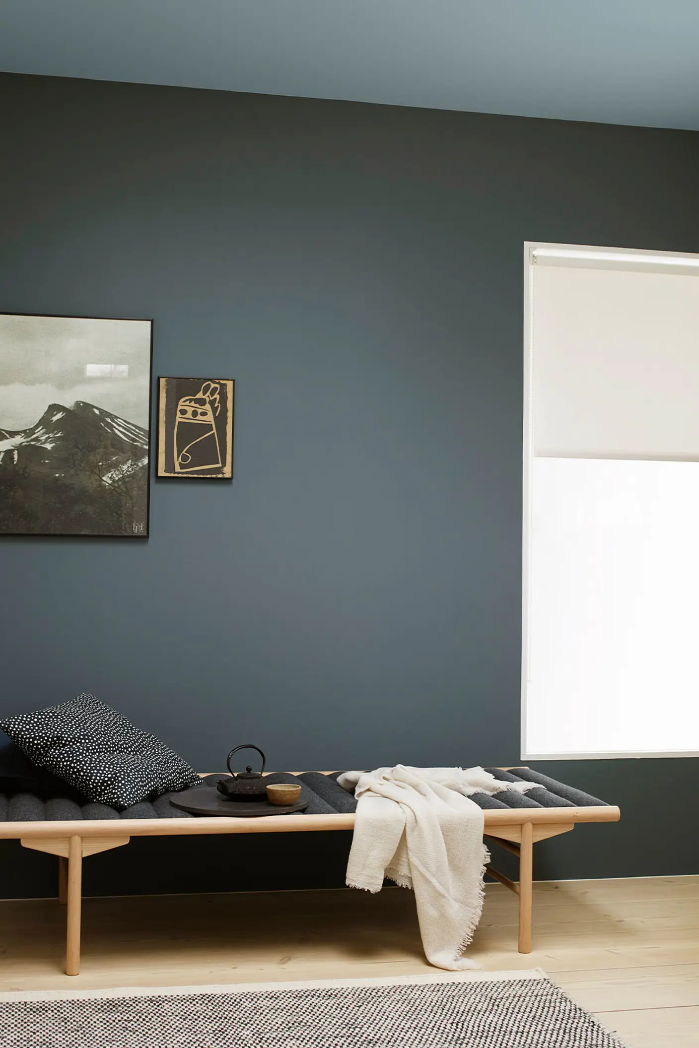 Dæmpet, grønlig blå væg malet med Jotun 5030 St. Paul Blue. Loft malet med Jotun 5249 Linblå, en dæmpet grønlig blå.