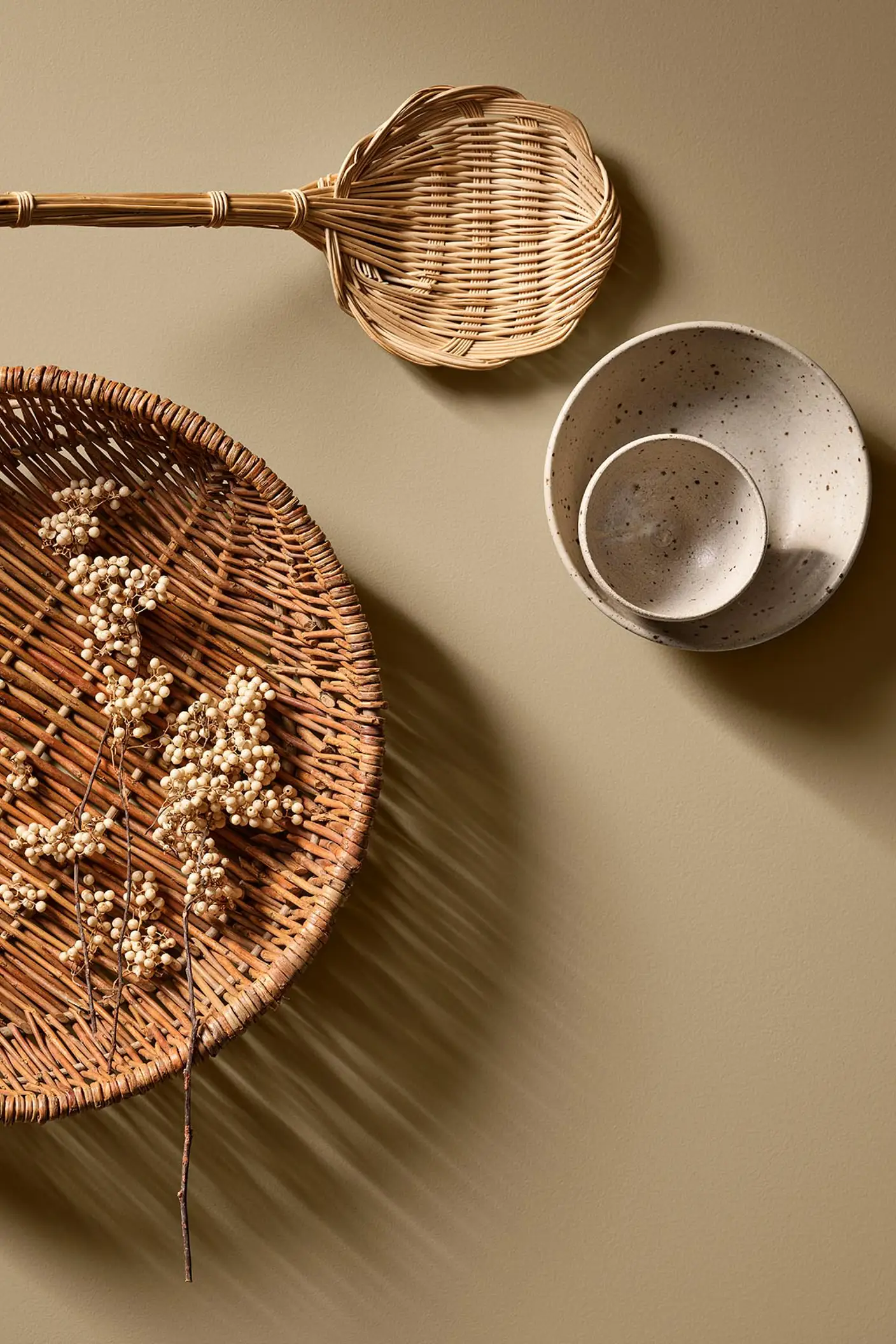 Texturas naturales se combinan con tonos tierra con cestas tejidas, plantas secas y cerámicas moteadas sobre un fondo marrón dorado pintado con Jotun 1632 Rock Sugar.