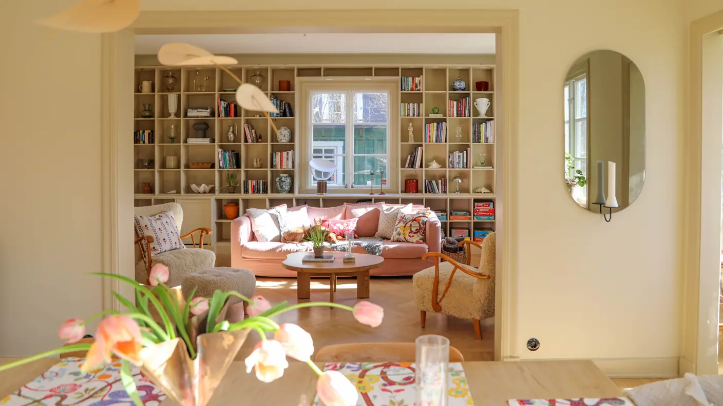 Ingång till bibliotek hemma hos Hannes Mauritzson.