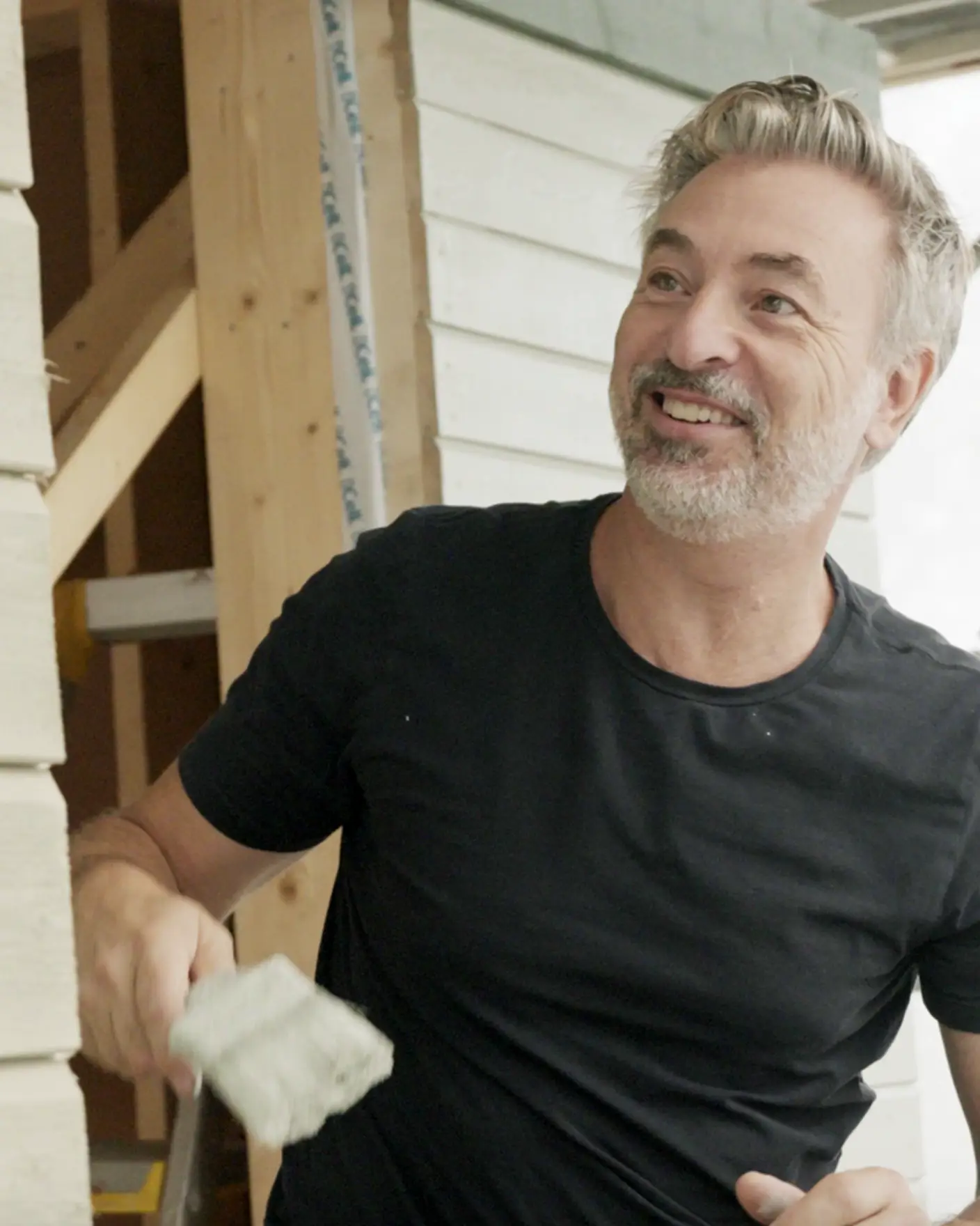 Tareq Taylor målar huset med DEMIDEKK Infinity