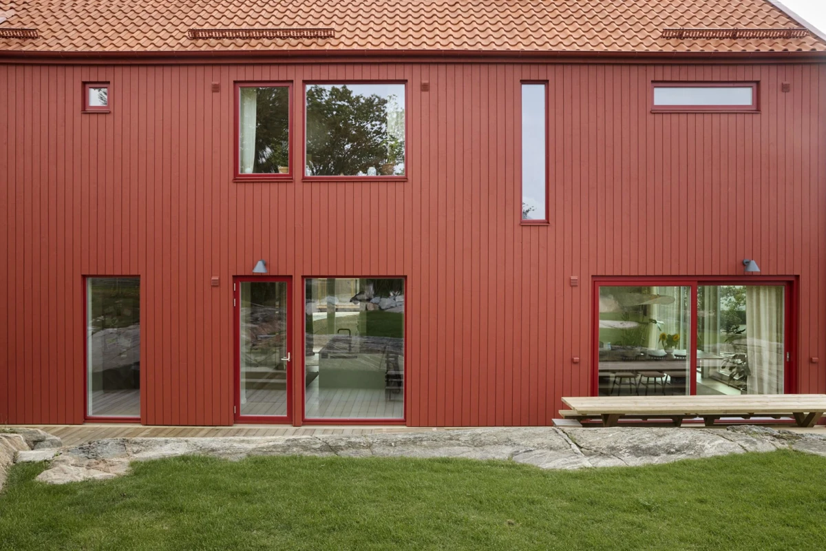 Moderne funkishus malt med DRYGOLIN Nordic Extreme i Rørosrød