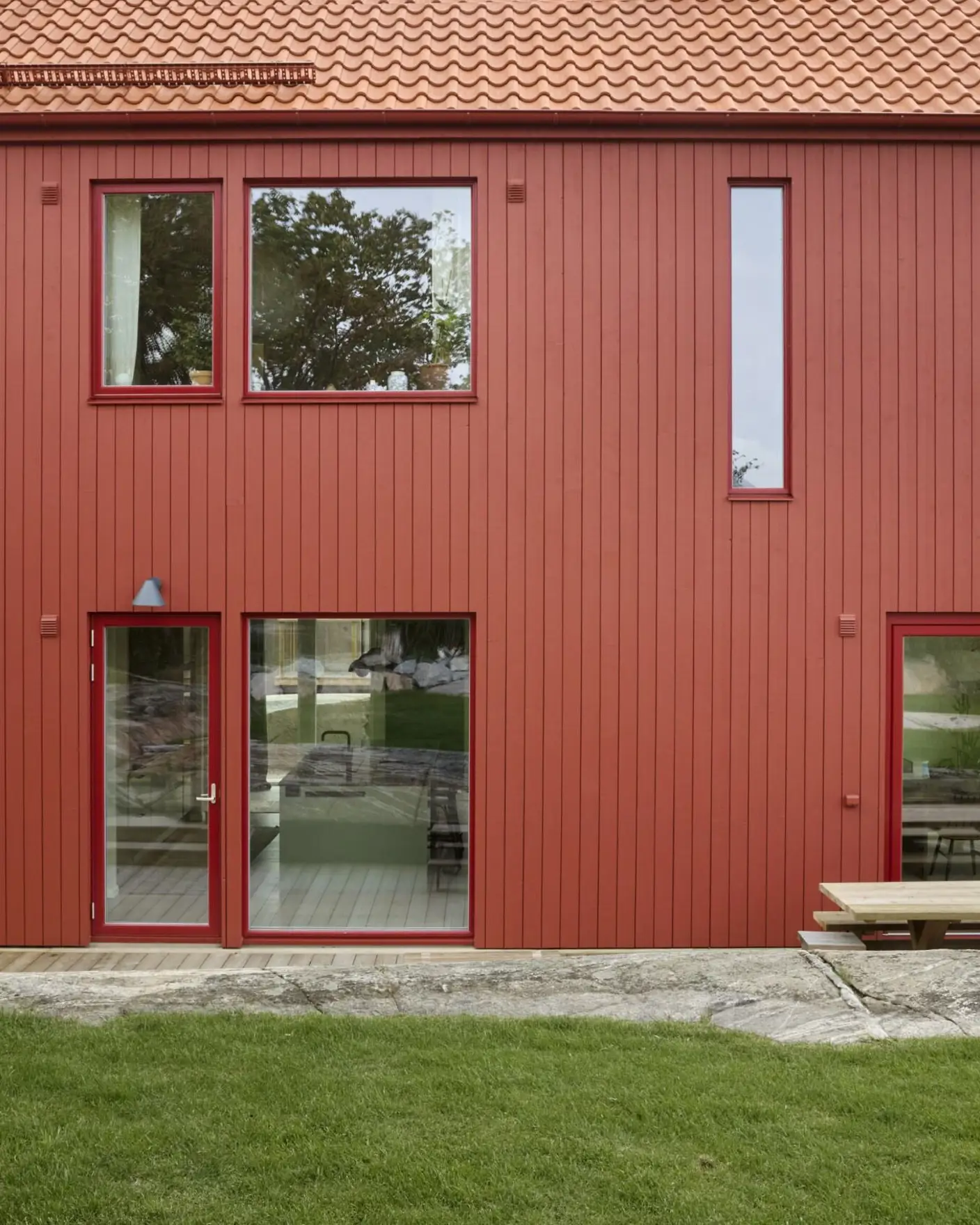 Moderne funkishus malt med DRYGOLIN Nordic Extreme i Rørosrød