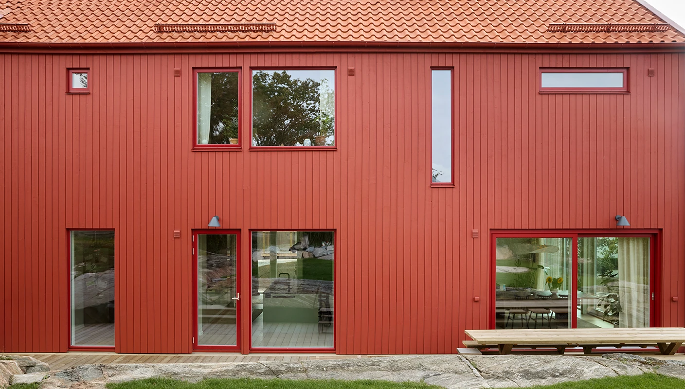 Moderne rødt funkishus malt med DRYGOLIN Nordic Extreme i Rørosrød