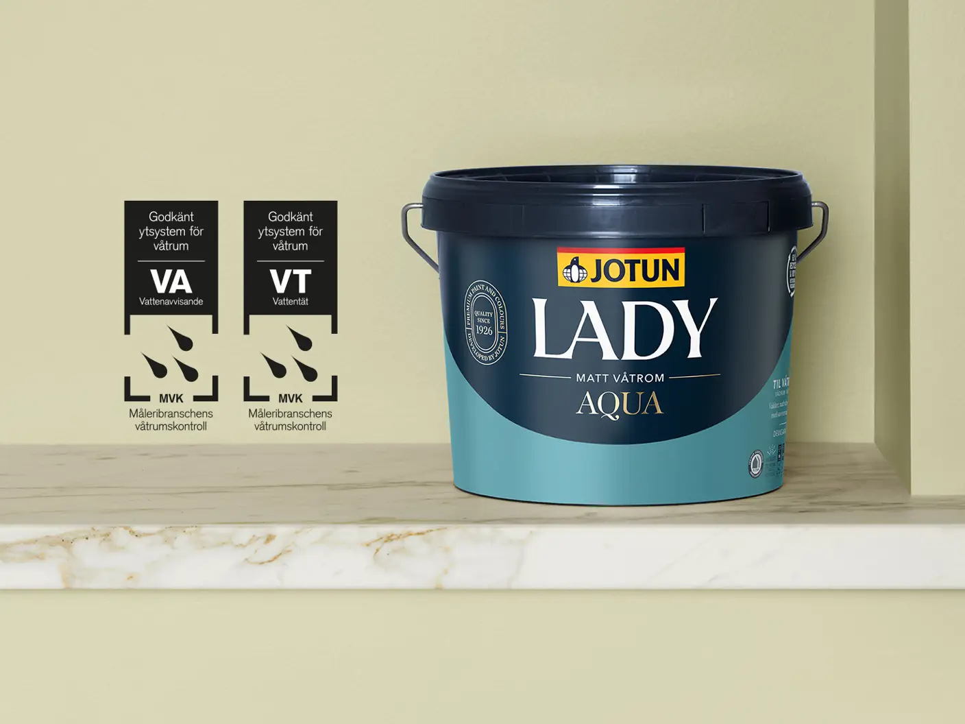 En hink med LADY Aqua matt från Jotun står på en hylla i ett badrum, med logotypen för godkännande av MVK