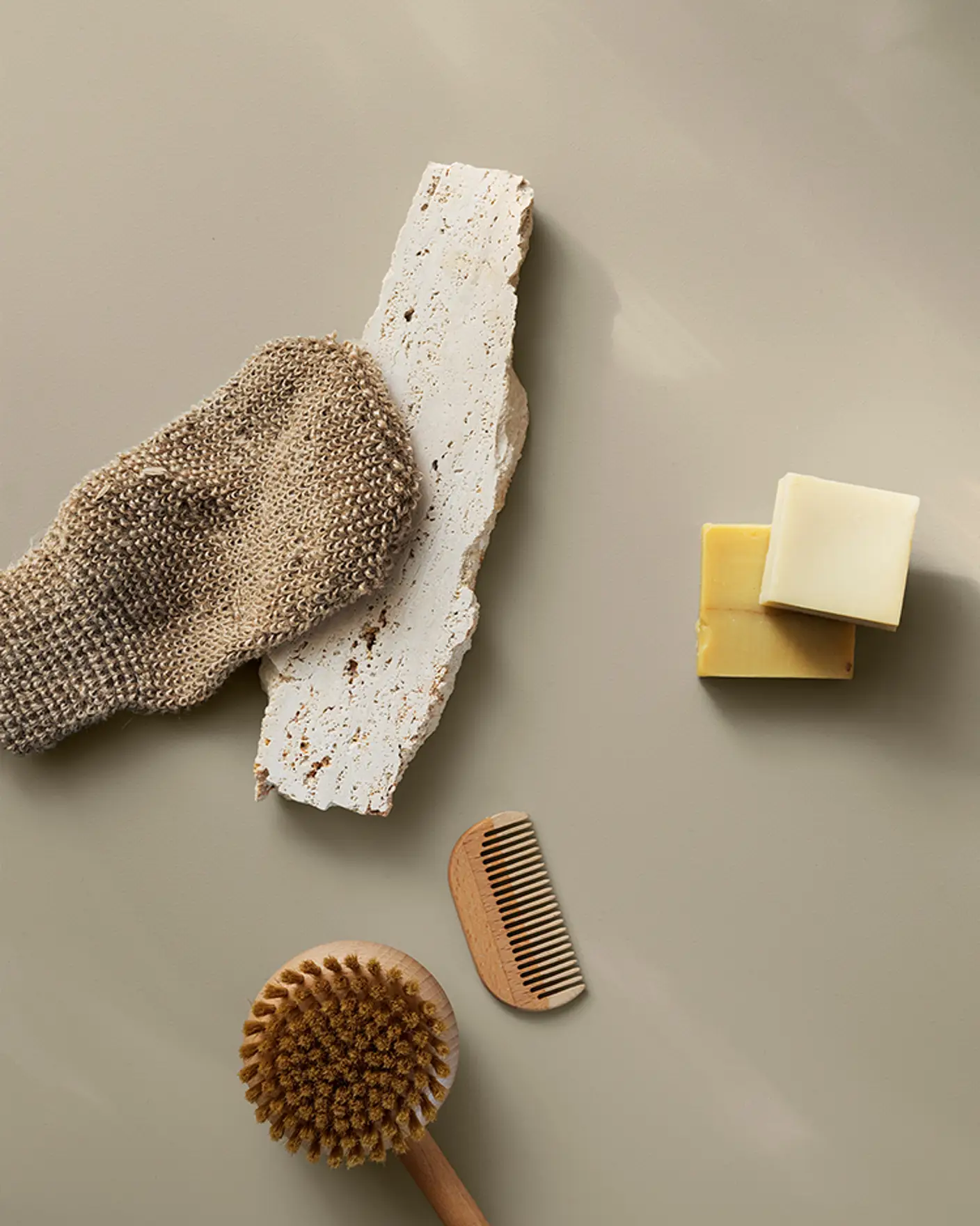 Badeværelse malet i farven Jotun 1939 Sandbeige med Lady Aqua Mat