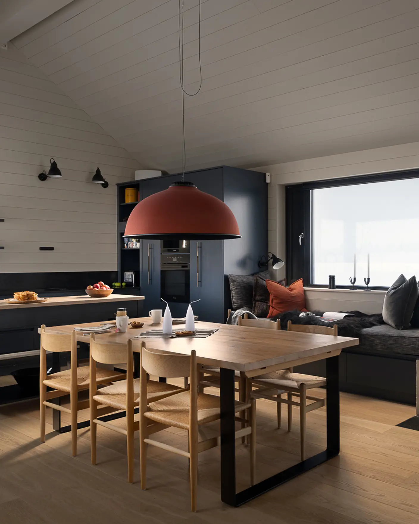 Kjøkken på hytte med panelvegger og tak malt med LADY Supreme Finish i den lyse gråhvite fargen Jotun Soft Touch, med blåmalt kjøkkeninnredning i Jotun Oslo.