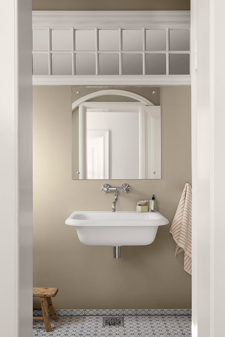 Bad malt i fargen Jotun 1939 Sandbeige med Lady Aqua Matt