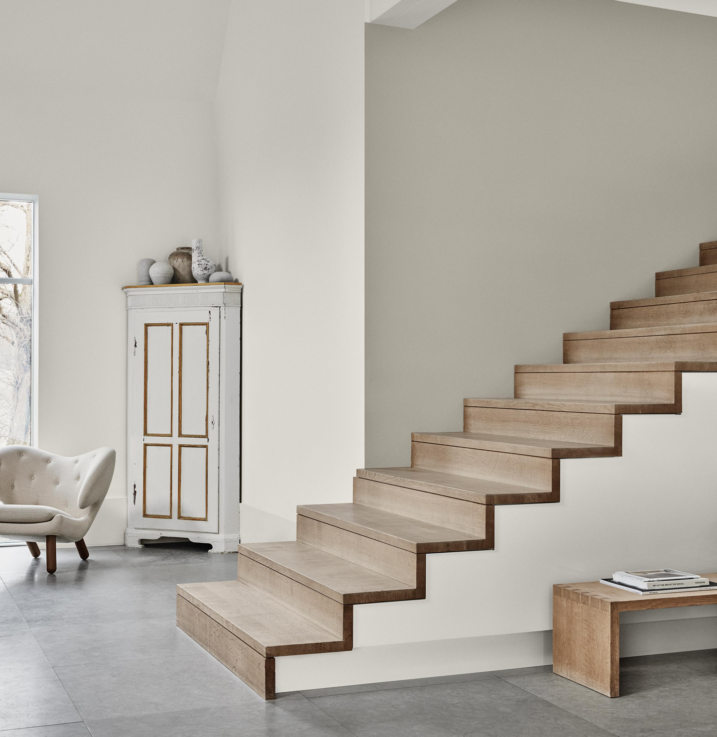 Vakker gra og hvit farge til stue Jotun 12078 Comfort Grey 1622 Refleksjon