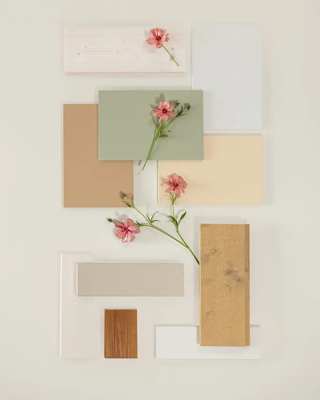 Färgprover i olika ljusa och somriga nyanser av beige, grönt och brunt med rosa blommor mot en ljus bakgrund.