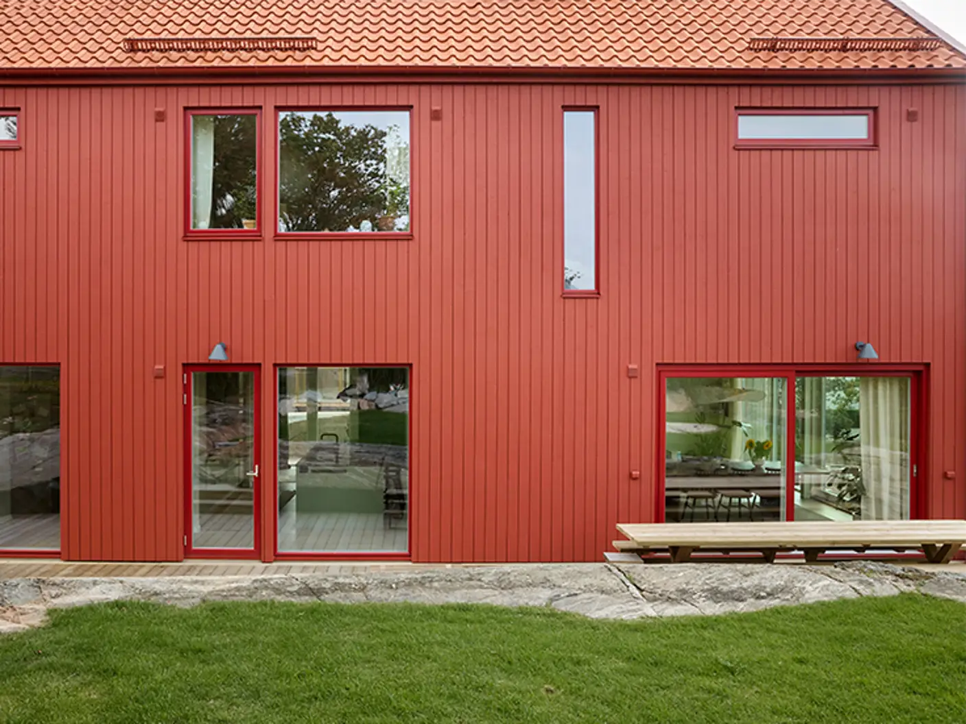 Rødt moderne hus malt med JOTUN Rørosrød