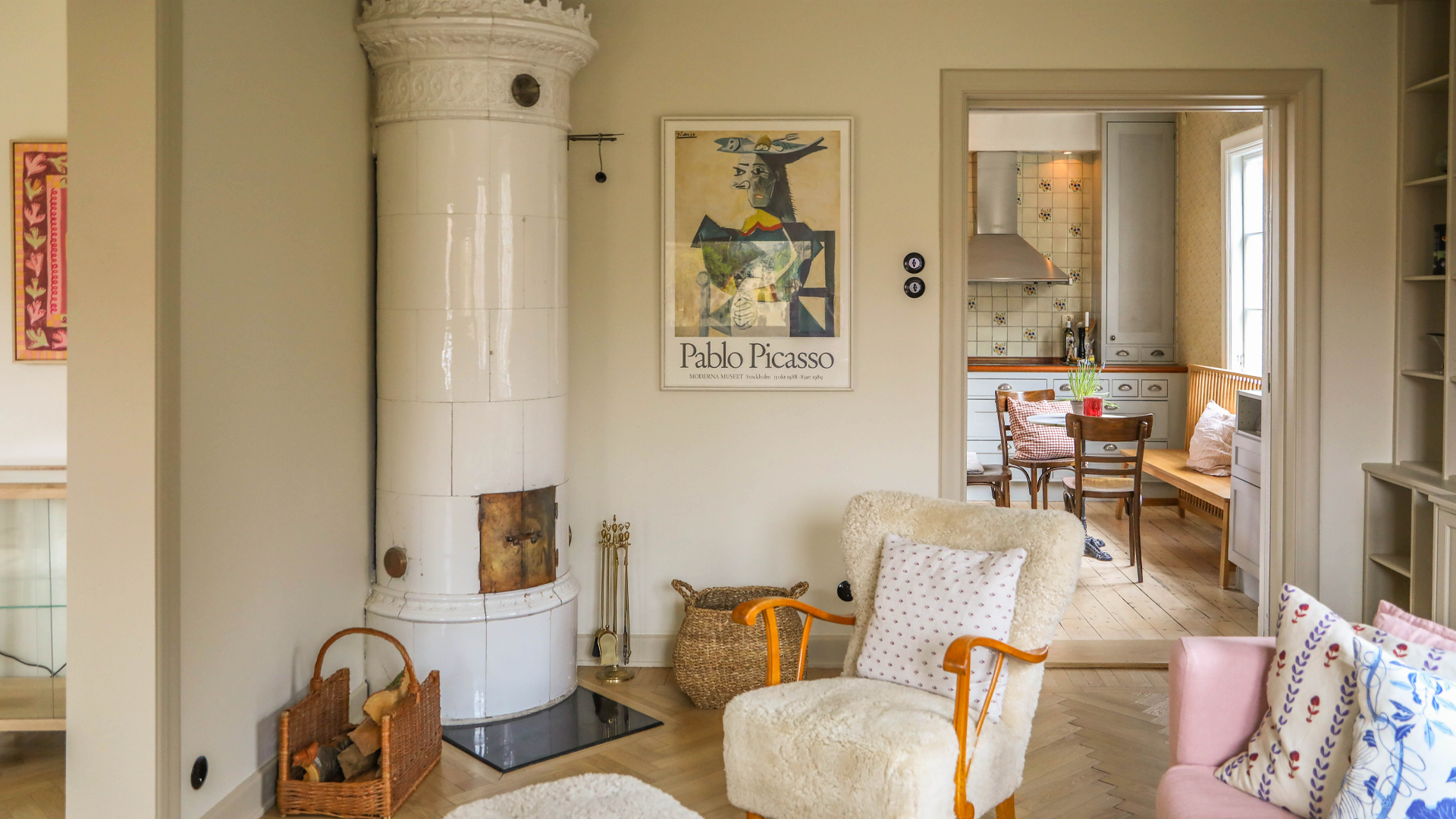 Kakelugn och ingång till köket hemma hos Hannes Mauritzson. Väggarna är målade med LADY Pure Color i Jotun 12313 Soft Dunes och snickerierna med LADY Supreme Finish Silkematt i Jotun 1303 Observe.