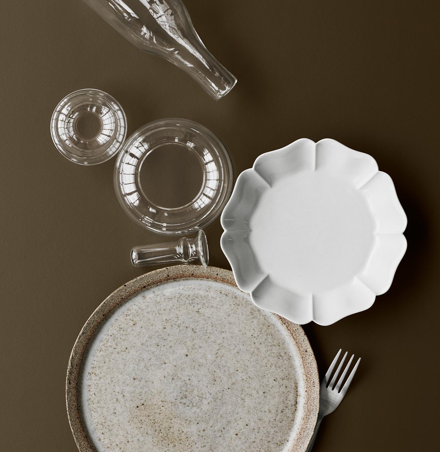 Keramik- och glasföremål på en gyllenbrun bakgrund målad med färgen 10385 Belgian Brown från Jotun.