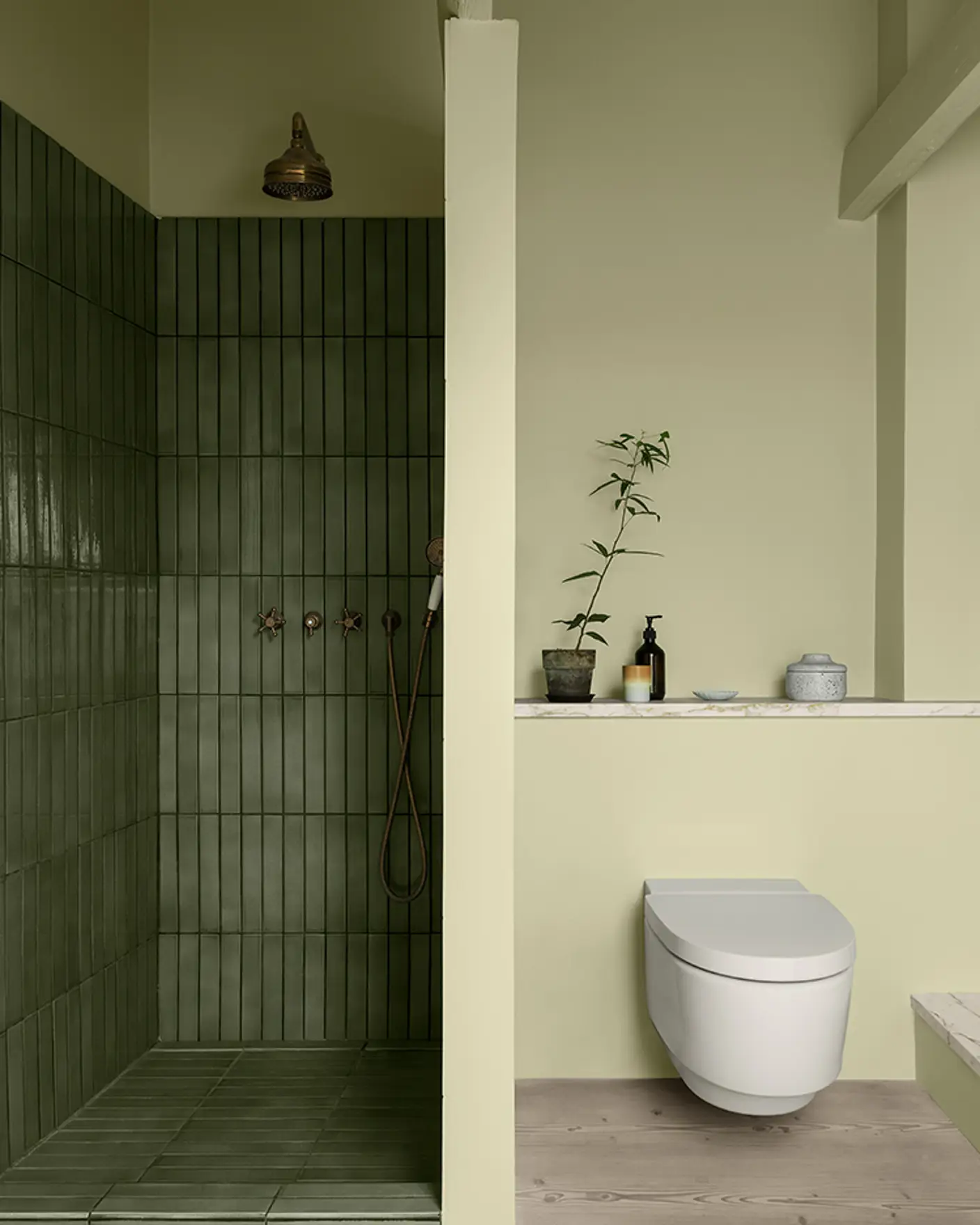 Badeværelse malet i farven Jotun 8596 Sunny Green med Lady Aqua Mat