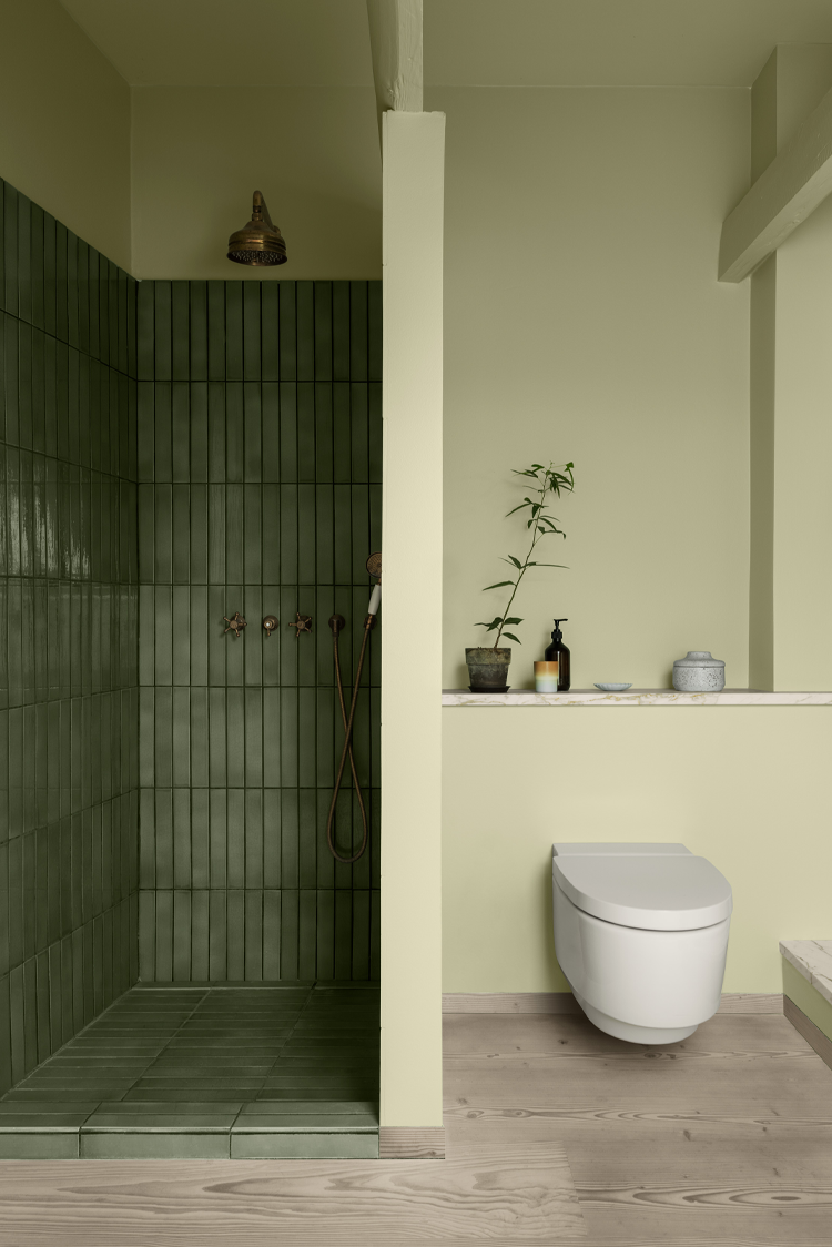 Badrum målat i kulören Jotun 8595 Sunny Green med LADY Aqua Matt