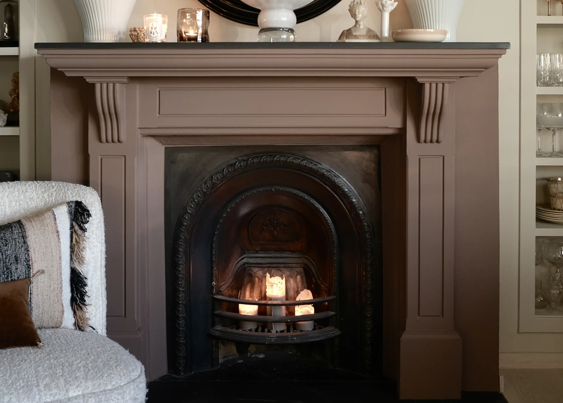 Peis i stue malt i rødbrune Jotun Mellow, lys beige vegger i Jotun Space.