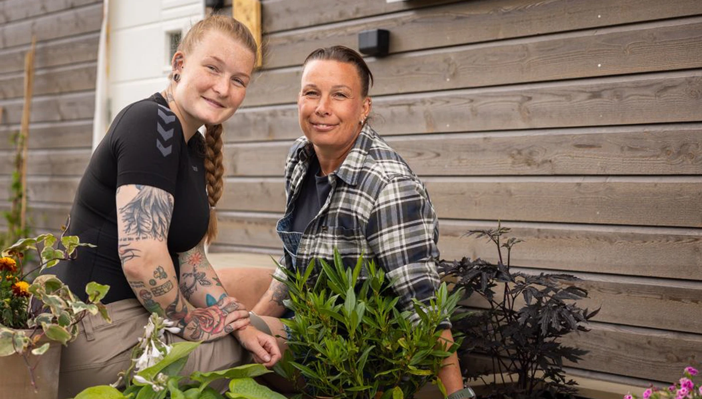 Deltagerne i den blå hytta på Sommerhytta 2026 på TV2, Marlene Knudsen og Charlotte Schei. Foto: Espen Solli/TV2.