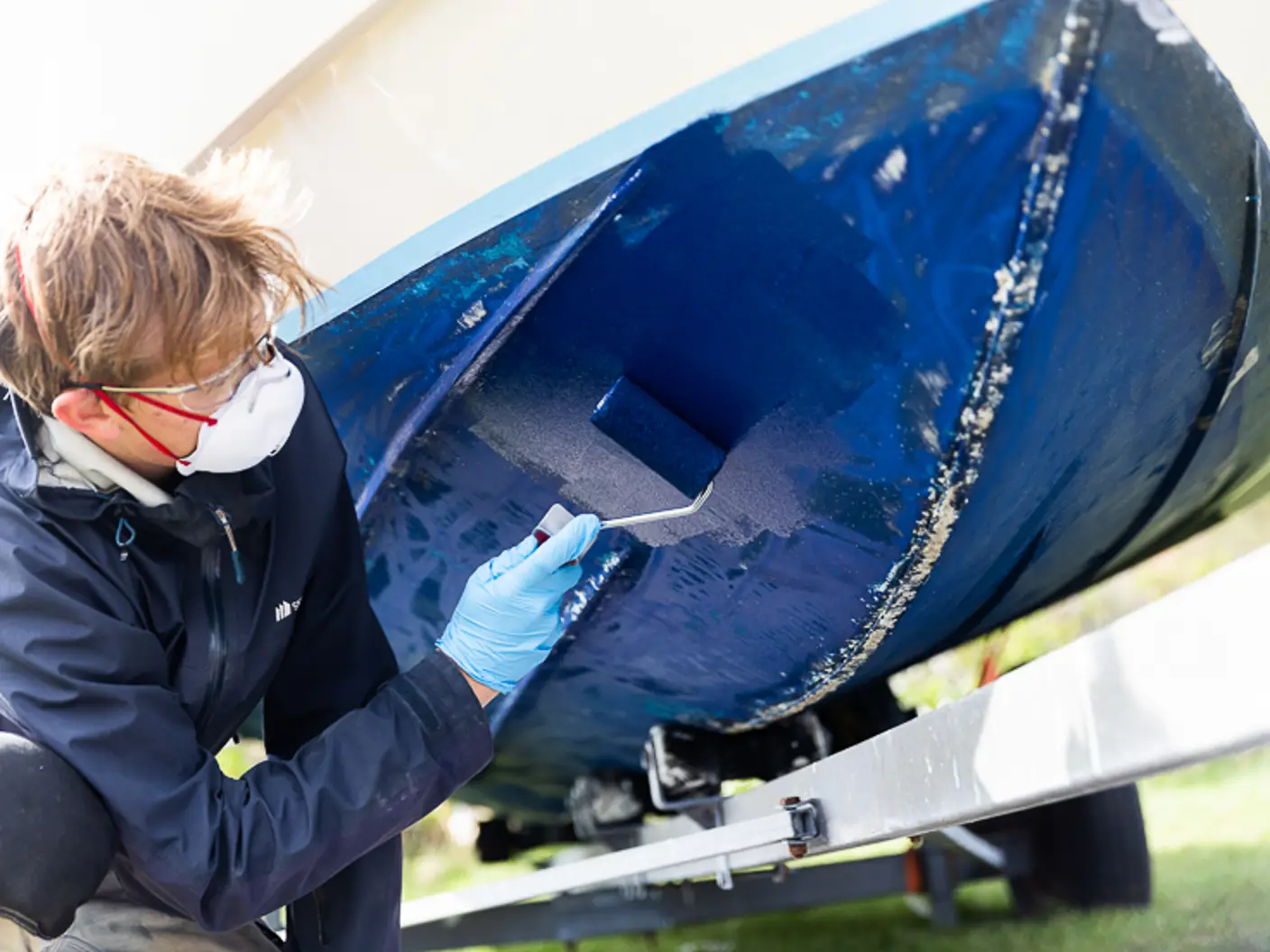 Påføring av blått bunnstoff med malerulle
