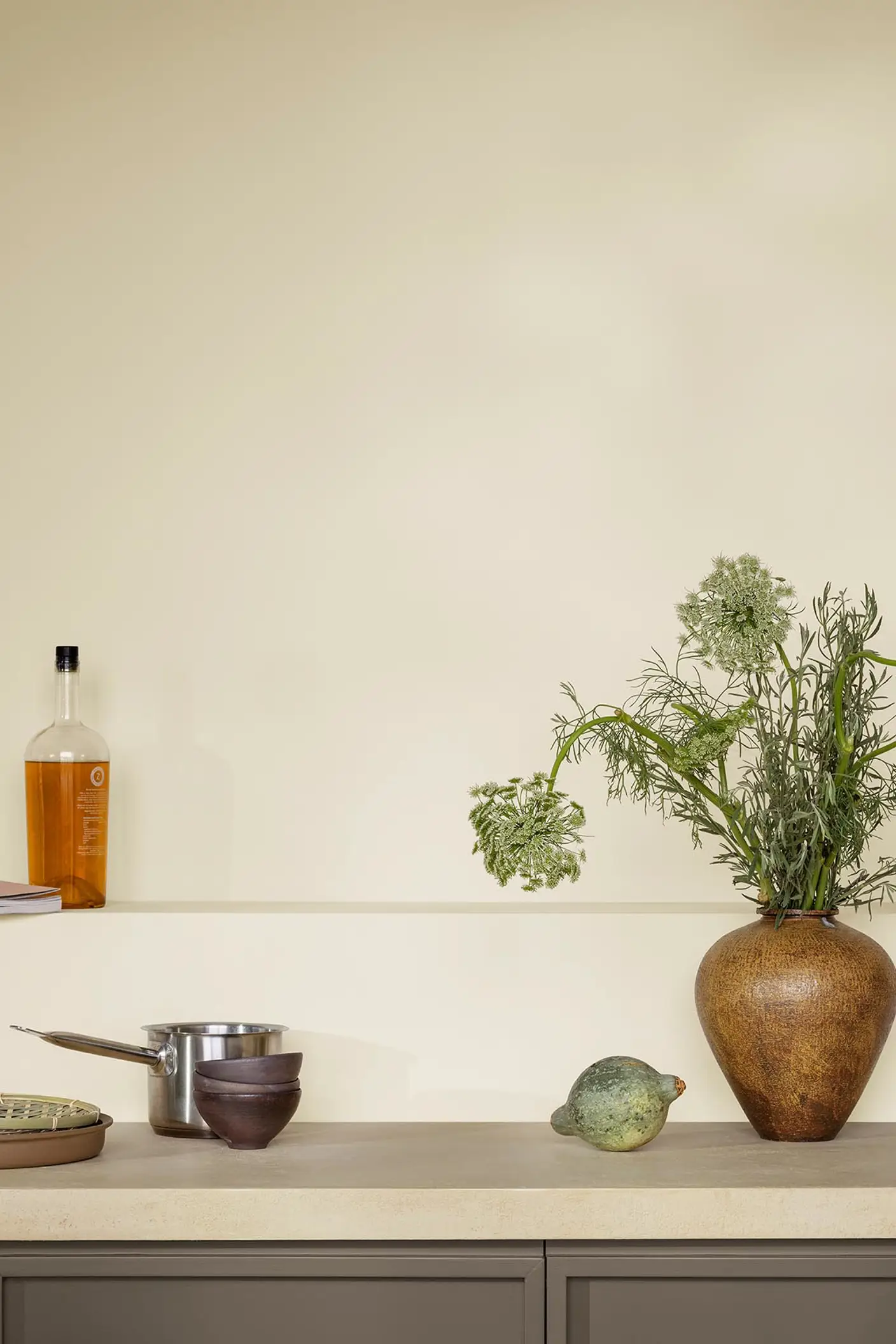 Detta kök känns luftigt och harmoniskt med gyllenbeige väggar målade med Jotun 1276 Soft och gyllenbruna skåp i färgen 11012 Rustic Brown från Jotun.