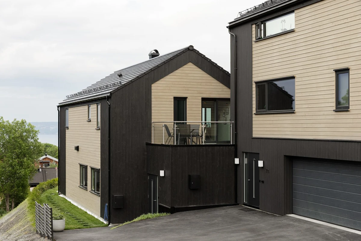 Moderne funkishus i tre beiset med TREBITT Matt Oljebeis i Dempet Sort og Naturlig Eldet