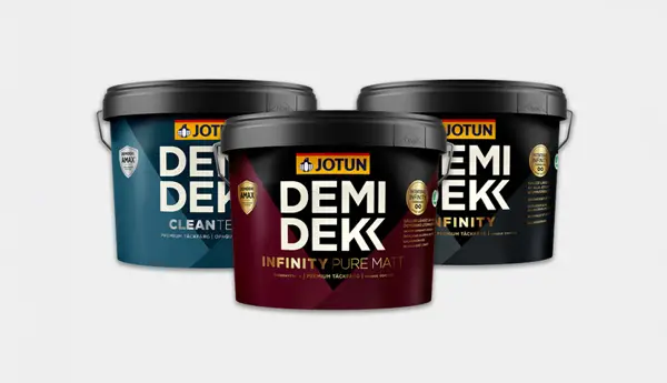 Tre Jotun Demidekk-färgburkar med färgkulörerna Clean Teak, Infinity Pure Matt och Infinity på vit bakgrund
